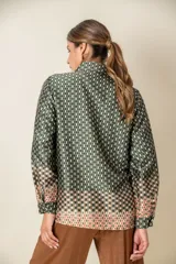 Camisa italiana de satén estampado, color verde con diseño geométrico en blanco y naranja. De manga larga y corte clásico.
