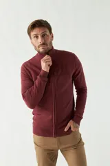 Campera tejida para hombre color bordó, con cuello alto y cierre frontal.