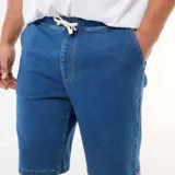 Bermuda de jean color azul, confeccionada en denim, con cintura elástica ajustable mediante cordón en contraste y bolsillos laterales.
