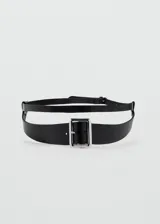 Cinturón de doble tira de cuero bovino en color negro, con cierre de hebilla metálica rectangular.