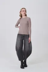 Remera de manga larga ajustada al cuerpo, color blanco, con cuello redondo bajo y tejido acanalado.