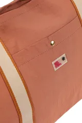 Bolso tote color ladrillo con asas de hombro de cinta gross beige y bolsillo frontal con botón a presión.