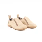 Zapato plano de cuero negro con diseño calado, cierre lateral diagonal y tira trasera para facilitar el calce.