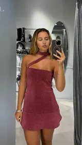 Minivestido de fiesta color borgoña con brillos, escote asimétrico, un tirante ancho y choker incorporado.