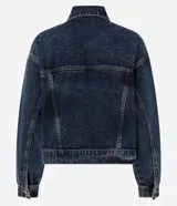 Campera de jean con corte boxy, cuello clásico, cierre frontal con botones metálicos, bolsillos con solapa en el pecho y costuras reforzadas.