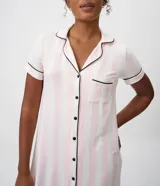 Camisón corto estilo americano de la marca Lov, con estampa de rayas verticales blancas y rosadas, cuello solapa y cierre frontal de botones con ribetes negros contrastantes.