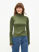 Polera verde oliva de cuello alto y mangas largas.