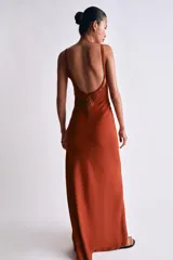 Vestido largo de corte recto y color teja, con escote en V y tirantes finos. Presenta detalles de acabados en tejido satinado combinado a tono en el escote y cierre lateral con cremallera oculta.