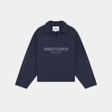 Polo crewneck de EmeStudios en color azul marino, con cuello tipo polo sin botones y mangas largas de caída amplia. Presenta el logo de la marca y un mensaje bordado en el frente en tono sobre tono.