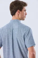 Camisa de lino y algodón de manga corta, color negro, con cuello mao, cierre frontal con botones y bolsillo ojal en el pecho.