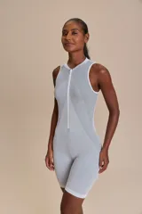 Jumpsuit corto de lycra con tecnología seamless, diseño ajustado y texturas diagonales. Presenta cierre frontal y espalda descubierta.