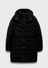 Campera acolchada tipo puffer de corte midi, color negro, con capucha, cierre frontal de cremallera doble, bolsillos laterales y puños elásticos.