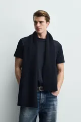 Camiseta de corte regular, cuello redondo y manga corta, confeccionada en tejido de peso medio.