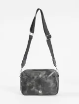 Bandolera negra con efecto desgastado, doble cierre y estuche removible. Tiene una correa ajustable de tela negra y herrajes plateados.