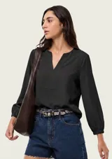 Blusa de viscosa color marrón, con escote en V profundo, mangas tres cuartos abullonadas y puños elásticos.
