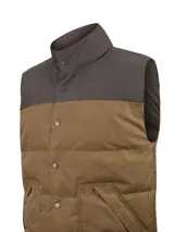 Chaleco de hombre bicolor acolchado, con diseño sin mangas y cuello alto. Cuenta con cierre frontal de broches a presión, bolsillos frontales tipo parche y canesú en tono contrastante.