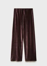Pantalón de corte recto y tiro alto, confeccionado en tejido de terciopelo con textura plisada. Presenta cintura elástica para mayor comodidad y un diseño fluido.