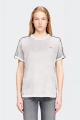 Remera de algodón gris claro Diesel modelo T-Imy, con cuello redondo, mangas cortas y detalles de costuras expuestas en contraste. Cuenta con un pequeño logo bordado en el pecho.