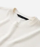 Remera de manga corta con cuello redondo, confeccionada en tejido texturizado de mezcla de algodón y poliéster en color blanco.