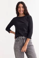 Remera de algodón con cuello bote y mangas tres cuartos, de corte ajustado y diseño básico.