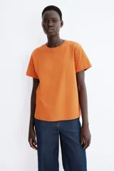 Remera de algodón de corte oversized, con cuello redondo y mangas cortas con hombros levemente caídos.