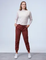 Pantalón jogger color beige, marca Zac & Rachel, con pretina ancha elastizada, lazo de ajuste, bolsillos delanteros y puños elastizados en los tobillos.