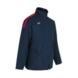 Campera deportiva Joma modelo Trivor Anorak, color azul marino con detalles en rojo en los hombros. Cuenta con cuello alto, cierre frontal completo y bolsillos laterales.