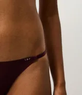 Kit de dos bombachas tipo colaless marca Lov, confeccionadas en microfibra. Presentan un diseño de hilo con laterales finos regulables y detalle de logo en la parte frontal.