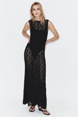 Vestido midi de encaje negro, con cuello redondo y diseño sin mangas.