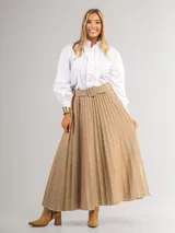 Falda larga marrón con diseño tableado y cinturón con hebilla forrada.