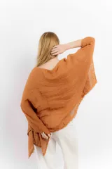 Blusa color rosa pálido de lino con mangas amplias y detalle de costuras en el frente.