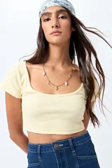 Top corto color amarillo, de mangas cortas y escote redondo.
