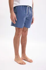 Short de baño con efecto lavado en color azul marino, de corte clásico y cordón ajustable en la cintura.