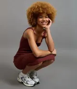 Vestido midi de Blue Steel confeccionado en tejido rib acanalado, con escote cuadrado y breteles anchos. Diseño básico y ajustado al cuerpo.