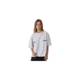 Remera oversize gris melange de manga corta, con estampa frontal de diseño abstracto en tonos negros y naranjas, acompañada por el texto "Emestudios" y la leyenda "Inspired by metropolitan lifestyle".