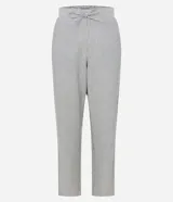Pantalón de corte carrot confeccionado en sarga de algodón, con diseño de rayas verticales. Presenta cintura alta elástica con lazo de ajuste frontal y un diseño holgado en la cadera que se estrecha hacia el tobillo.