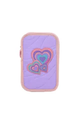 Cartuchera acolchada color verde agua con borde rosa, con aplique frontal de tres corazones concéntricos en tonos rosado, azul y turquesa.