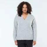 Sweater de punto gris con cuello en V, mangas largas y puños acanalados.