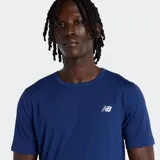 Remera deportiva New Balance de manga corta y cuello redondo, confeccionada con tecnología NB DRY de secado rápido. Presenta un diseño liso en color azul con el logotipo de la marca estampado en blanco en el pecho.
