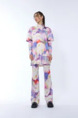 Pantalón oxford de lycra con estampado floral en tonos blanco, naranja, violeta y azul.