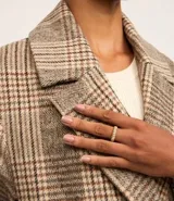 Saco trench coat largo de polivelour con estampado de cuadros, solapa en el cuello y abotonadura frontal.