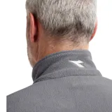 Buzo de micropolar gris con cuello alto y cierre frontal parcial. Presenta un bolsillo diagonal con cierre en el pecho con detalle de cinta decorativa con la palabra 'UTILITY'.