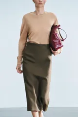 Bolso shopper de cuero bordó con estampado texturizado símil cocodrilo, diseño estructurado y doble asa fina para hombro.
