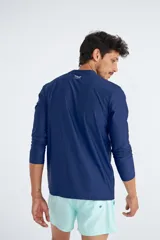Remera de lycra azul marino de manga larga, ideal para protegerse del sol.
