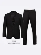 Traje de dos piezas compuesto por un saco de corte clásico con cierre de dos botones y bolsillos con solapa, y un pantalón de vestir de corte recto a juego.