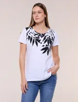 Remera de silueta recta confeccionada en algodón y elastano, de color blanco. Presenta escote redondo, mangas cortas, ruedo recto con tajos laterales y un diseño destacado en la pechera con aplique de piedras a tono.