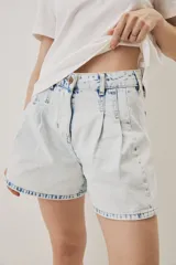 Short de denim color celeste con lavado claro, pinzas delanteras, cintura alta y diseño amplio.