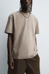 Camiseta celeste de corte holgado, cuello redondo y manga corta.