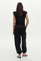Blusa blanca vaporosa con volados en los hombros y cuello redondo.