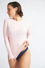 Remera de lycra azul marino de manga larga, ideal para protegerse del sol.